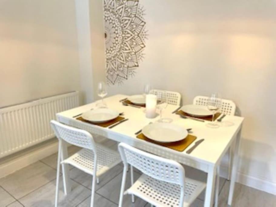 Modern Town House In Cotswolds - 3 Double Bedrooms Witney Exterior foto